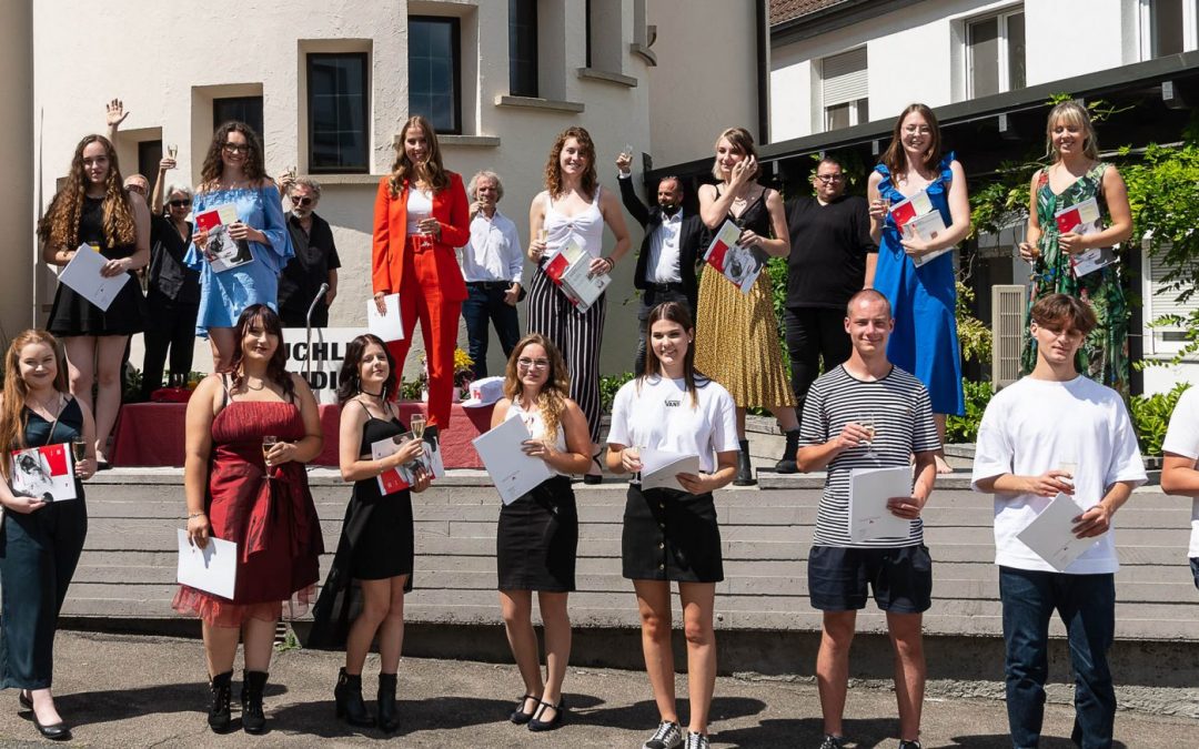 Flautschen – Grafik-Designer feiern Abschluss