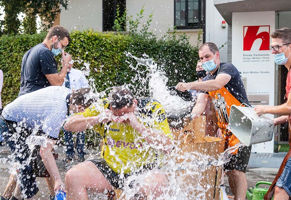 Traditionelle Wassertaufe mit Flautschen im HAUCHLER Studio