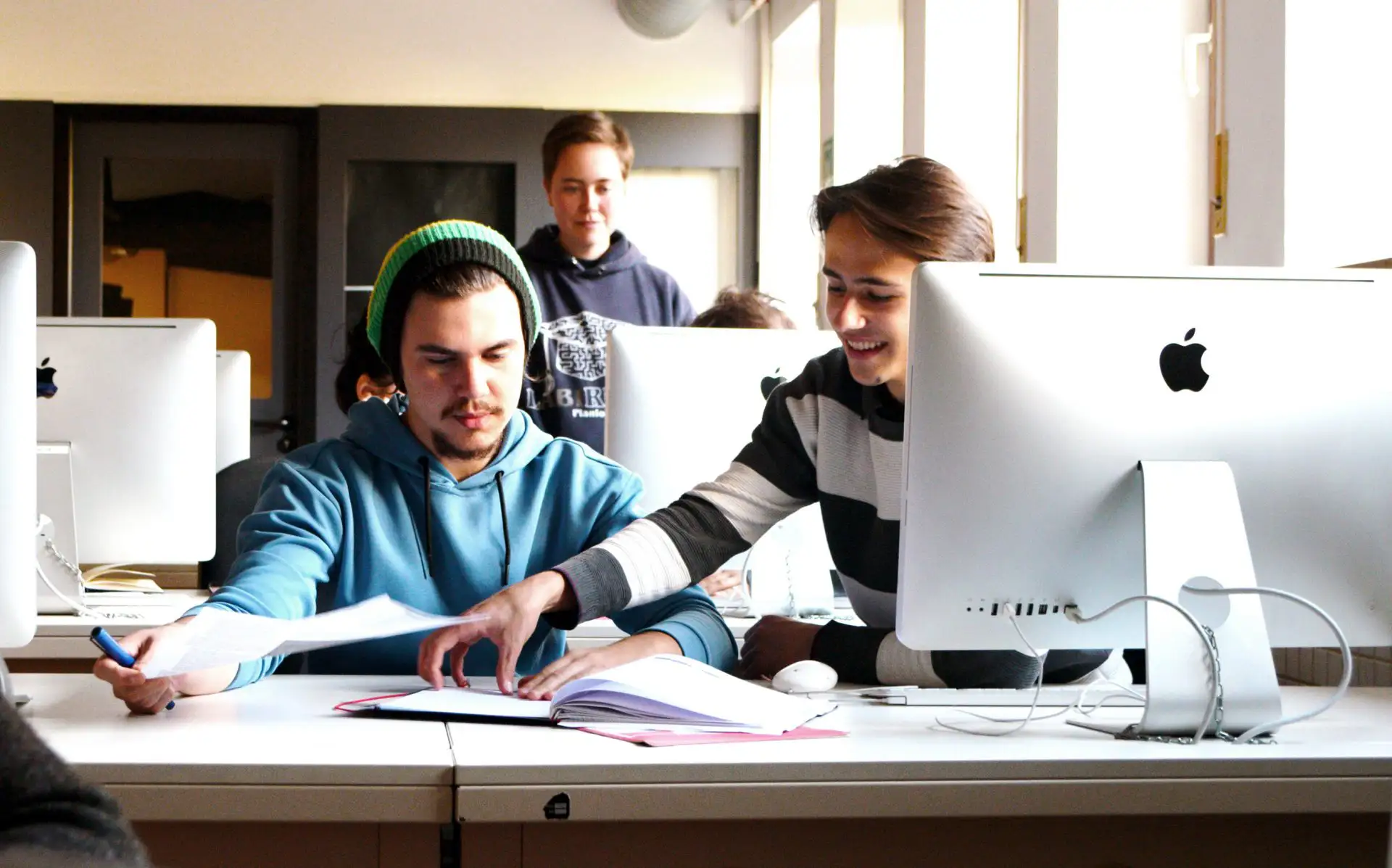 Schnupperer entdecken Grafik-Design im Berufskolleg des Hauchler Studio.